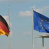 Banderas de Alemania y la UE ondean en sus mástiles en la entrada de un edificio gubernamental en Berlín.