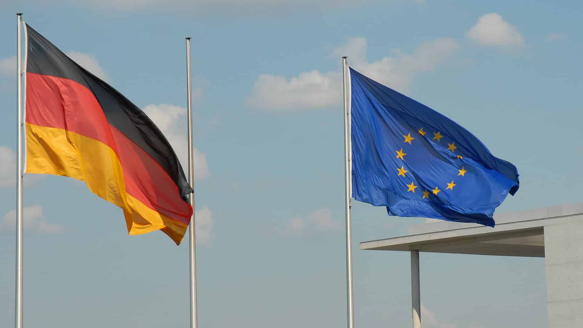 Banderas de Alemania y la UE ondean en sus mástiles en la entrada de un edificio gubernamental en Berlín.