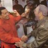 Hugo Chávez y Fidel Castro se estrechan la mano en la Casa Museo de Ernesto Che Guevara rodeados de asistentes.