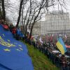 Multitudinaria manifestación en una plaza a favor de la UE en Kiev con banderas de Ucrania y de la UE con el escudo del país en primer plano.