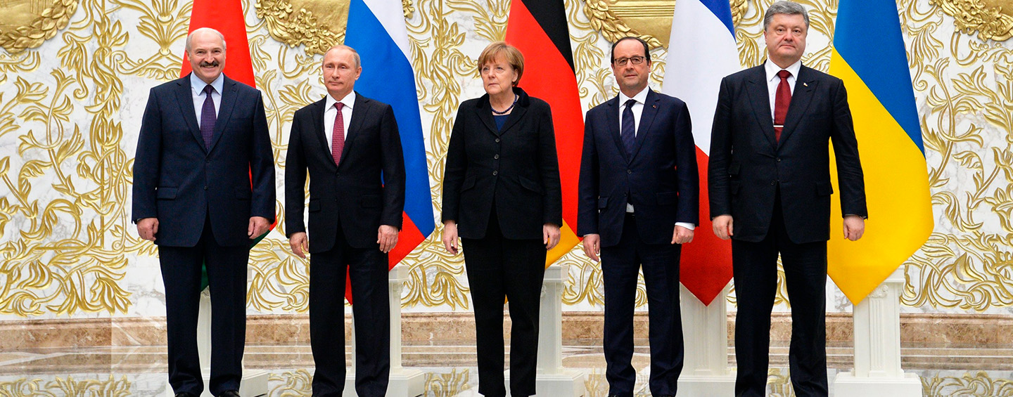 Ucrania: la paz que se esconde tras el alto el fuego. Líderes de Bielorusia, Rusia, Alemania, Francia y Ucrania en la cumbre de Minsk (11 al 12 de febrero de 2015). Foto: Kremlin.ru (Wikimedia Commons / CC BY 3.0 ).
