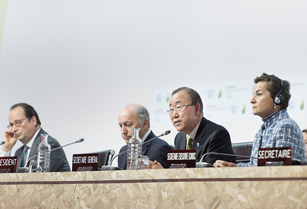 Presentation of the Draft Outcome Document of COP21, on 12 December. Photo: UN Photo / Mark Garten