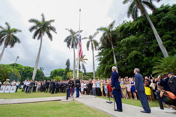 Alzado de la bandera estadounidense en la residencia del embajador en La Habana. Foto: US Department of State / Flickr