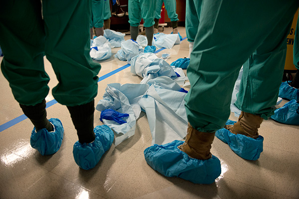 Equipo médico de las fuerzas aéreas de los Estados Unidos ensayan la utilización de los equipos protectores durante la crisis del ébola. Foto: U.S. Air Force photo/Master Sgt. Jeffrey Allen