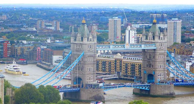 Vista aérea del Tower Bridge en Londres.