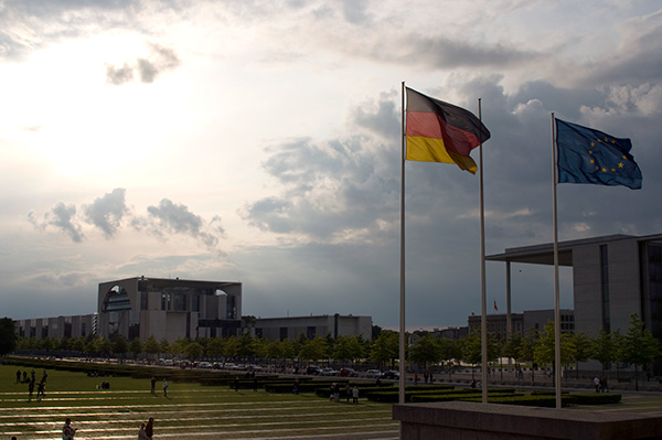 Banderas de Alemania y de la Unión Europea en los alrededores del Reichstag. Foto: SnippyHolloW (CC BY-SA 2.0)