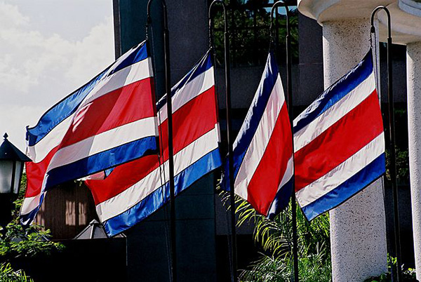 Flags at the Tribunal Supremo de Elecciones (TSE) in San José (Costa Rica). Photo: Tucancillo (trabajo propio) vía Wikimedia Commons (CC BY-SA 3.0)