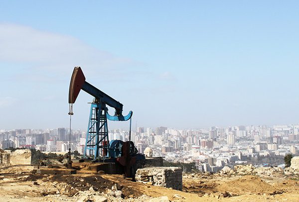 Oil pump in Baku. Photo: Gulustan / Wikimedia Commons (CC BY-SA 3.0)