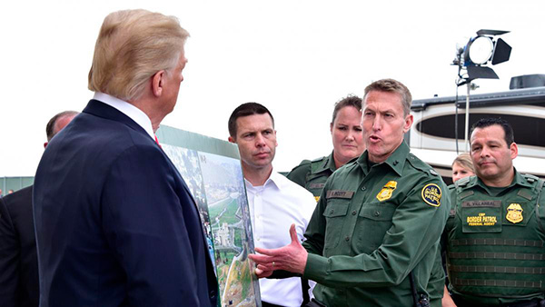 Donald Trump conversa con personal de fronteras en una visita a los prototipos para el muro con México en California. Foto: DHS photo by Jetta Disco