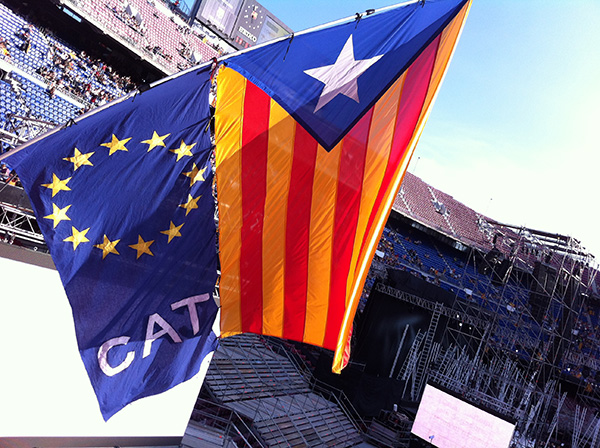 Estelada y bandera de Europa en un concierto proindependencia en el Camp Nou (Barcelona) en 2013. Foto: Núria (CC BY-SA 2.0)