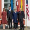 Kersti Kaljulaid, Raimonds Vējonis y Dalia Grybauskaitė, presidentes de Estonia, Letonia y Lituania, y Mike Pence, vicepresidente de EEUU, en Tallin en julio de 2017. Foto: Raigo Pajula / Ministerio de Asuntos Exteriores de Estonia (CC BY 2.0)