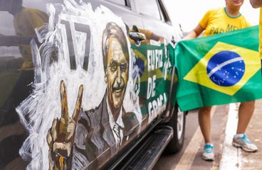Image Alternate Text: Acto en favor del candidato Bolsonaro el 21 de octubre en Brasilia. Foto: Alessandro Dias (CC BY-NC-ND 2.0)