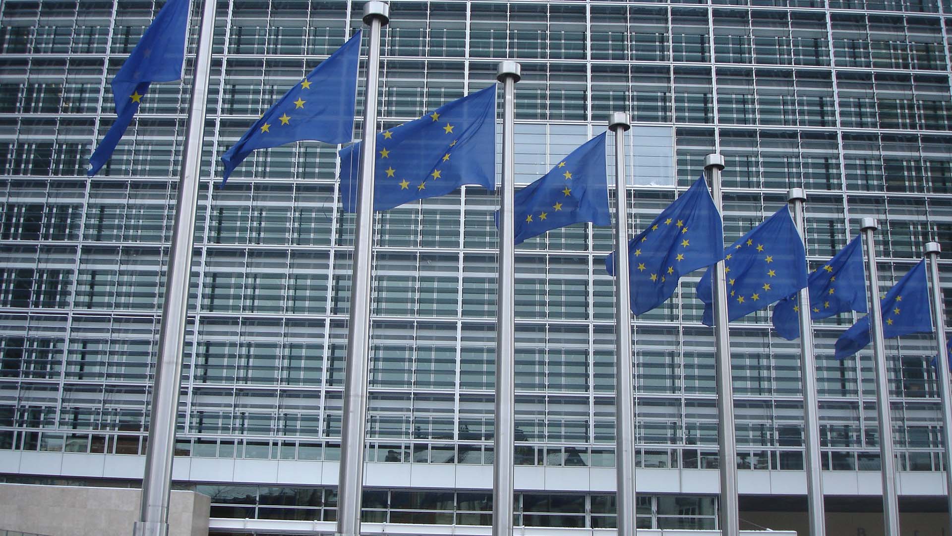 Detalle de la fachada acristalada con una serie de mástiles con la bandera de la Unión Europea del edificio Berlaymont, sede de la Comisión Europea en Bruselas.