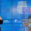 Jean-Claude Junker (a la izquierda) y Donald Tusk (a la derecha), de pie tras atriles con micrófonos y delante de un panel azul con logos del Consejo Europeo, durante la rueda de prensa tras el Consejo Europeo (20/06/2019) en Bruselas, Bélgica.