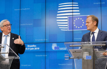 Jean-Claude Junker (a la izquierda) y Donald Tusk (a la derecha), de pie tras atriles con micrófonos y delante de un panel azul con logos del Consejo Europeo, durante la rueda de prensa tras el Consejo Europeo (20/06/2019) en Bruselas, Bélgica.