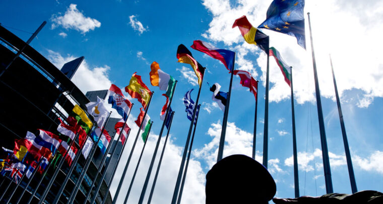 La defensa europea no debería ser la víctima del “gran cierre”. Banderas de los Estados miembros de la UE en Estrasburgo. Foto: © European Union 2014 - European Parliament (CC BY-NC-ND 2.0)