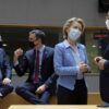 magen del Consejo Europeo extraordinario del 20 de julio de 2020. En el salón del Consejo, en primer plano, Ursula von der Leyen (presidenta de la Comisión Europea) conversa con António Costa (primer ministro de Portugal) frente a una de las mesas con un móvil y mascarillas. Al fondo, Mark Rutte (primer ministro de Países Bajos) y Pedro Sánchez (presidente del Gobierno de España) conversan reclinados en otra mesa de madera. Todos tienen mascarillas.