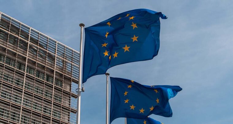 Autonomía estratégica. Tres banderas de la UE ondeando frente al edificio Berlaymont, sede la Comisión Europea en Bruselas (Bélgica)