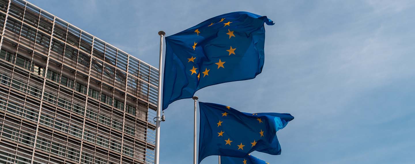 Autonomía estratégica. Tres banderas de la UE ondeando frente al edificio Berlaymont, sede la Comisión Europea en Bruselas (Bélgica)