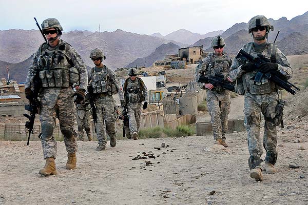 ¿Fin de ciclo? La caída de Afganistán en perspectiva estratégica. Soldados estadounidenses salen de la Base Operativa de Avanzada Baylough, Afganistán (2010) Foto: DoD photo by Staff Sgt. William Tremblay, U.S. Army/Released (CC BY 2.0)