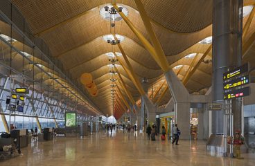 Terminal 4 del aeropuerto de Madrid-Barajas, España. Foto: Diego Delso (Wikimedia Commons / CC BY-SA 3.0)