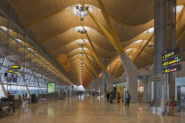 Terminal 4 del aeropuerto de Madrid-Barajas, España. Foto: Diego Delso (Wikimedia Commons / CC BY-SA 3.0)