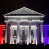 Pórtico de a Casa Blanca iluminado con luces rojas, blancas y azules en julio 2020. Foto: GPA Photo Archive (Dominio Público).