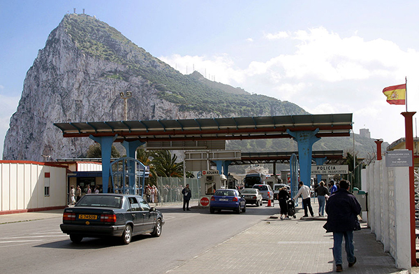 Border between Spain and Gibraltar (taken from the Spanish side). Photo: Arne Koehler (CC BY-SA 3.0)