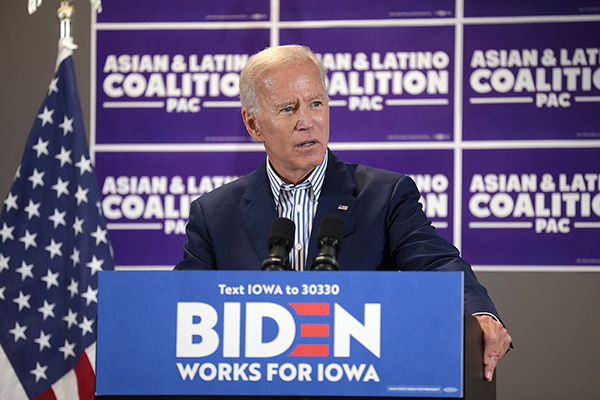 Joe Biden se dirige a los votantes en un encuentro organizado por la Iowa Asian and Latino Coalition. Foto: Gage Skidmore (Wikimedia Commons / CC BY-SA 2.0)