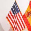 Banderas de EEUU y España en la Base Naval de Rota. Foto: Commander, U.S. Naval Forces Europe-Africa/U.S. 6th Fleet (Dominio público)