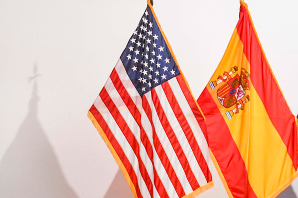 Banderas de EEUU y España en la Base Naval de Rota. Foto: Commander, U.S. Naval Forces Europe-Africa/U.S. 6th Fleet (Dominio público)