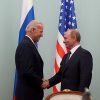 Joe Biden saludando a Vladimir Putin en 2011, durante su etapa como vicepresidente. Foto: David Lienemann, Official White House. (Dominio Público)