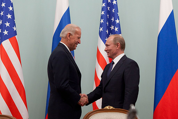 Joe Biden saludando a Vladimir Putin en 2011, durante su etapa como vicepresidente. Foto: David Lienemann, Official White House. (Dominio Público)