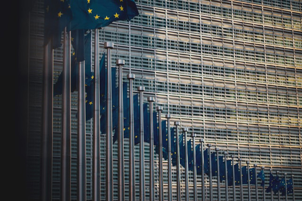 Banderas de UE en el edificio Berlaymont de la Comisión Europea en Bruselas. Foto: Christian Lue (@christianlue)