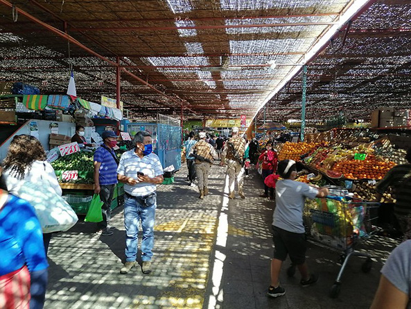 Ejército de Chile controlando los accesos de un mercado local. Foto: Ejército de Chile (CC BY-NC-SA 2.0)