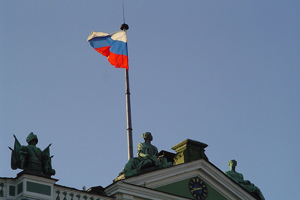 Bandera de Rusia en San Petesburgo. Foto: GuyDeckerStudio (Dominio público)