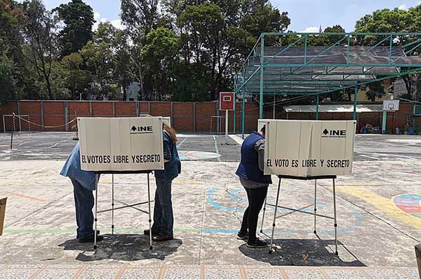Urnas para depositar votos. Imagen de las elecciones federales en la Ciudad de México, 2021. Foto: ProtoplasmaKid, CC BY-SA 4.0