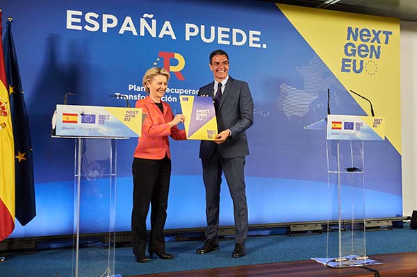 Pedro Sánchez, a la derecha, y Ursula von der Leyen, presidenta de la Comisión Europea. Foto: European Union, 2021