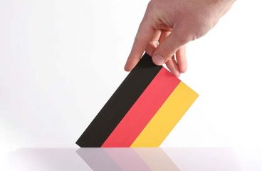 Hand holding German flag. Photo: Marco Verch Professional Photographer (CC BY 2.0)
