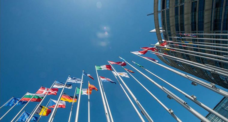 La UE y la pandemia de 2020: ¿qué ocurrió con la cláusula de solidaridad europea? Banderas en la sede del Parlamento Europeo en Estrasburgo. Foto:© European Union 2017 - European Parliament