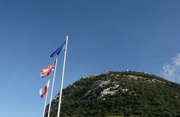 Banderas de la Unión Europea, Reino Unido y Gibraltar en el Peñón. Foto: aa440 (CC BY-NC-ND 2.0)