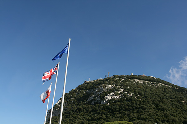 Banderas de la Unión Europea, Reino Unido y Gibraltar en el Peñón. Foto: aa440 (CC BY-NC-ND 2.0)