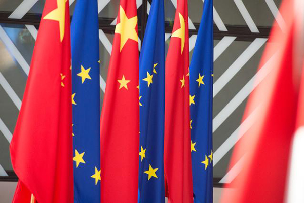 El Acuerdo de Inversiones UE-China: un paso en la dirección correcta. Banderas de la UE y China durante la cumbre de 2017. Foto: © European Commission 2017