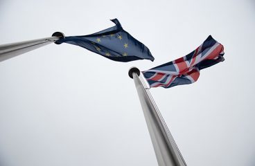 La Unión Europea pasa la página del Brexit. Banderas de la Unión Europea y Reino Unido en el edificio Berlaymont. Foto: Lieven Creemers – EC Audiovisual Service / © European Union, 2016