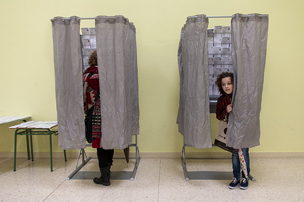 Una mujer y una niña en un colegio electoral durante las elecciones al Parlamento Europeo de 2018. Foto: Enrique Balenzategui Arbizu (CC BY-NC-ND 2.0)