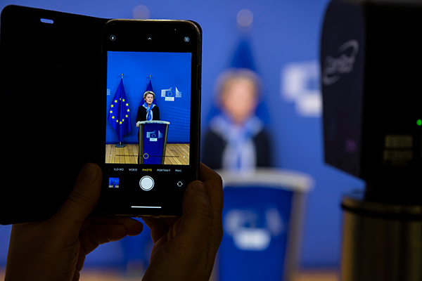 La presidenta de la Comisión Europea, Ursula von der Leyen, en el podio vista a través de un teléfono móvil. Foto: Lukasz Kobus – EC Audiovisual Service / © European Union, 2020