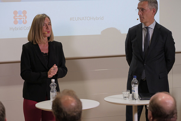 Federica Mogherini (Alta representante de la UE para Asuntos Exteriores y Política de Seguridad) y Jens Stoltenberg (Secretario general de la OTAN) en la inauguración del EU Hybrid CoE. Foto: European External Action Service (CC BY-NC 2.0)