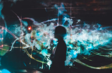 Figura humana delante de pantallas digitales. Instalación en TeamLab Borderless, museo de arte digital en Tokio, Japón. Foto: Su San Lee (@blackodc)