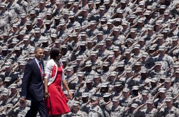 El ejército estadounidense saluda al presidente Barack Obama y a Michelle Obama en Fort Stewart en 2012. Foto: The US Army / Flickr