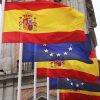 Banderas de España y la Unión Europea en la Plaza de la Villa de Madrid (España). Foto: Contando Estrelas (CC BY-SA 2.0)